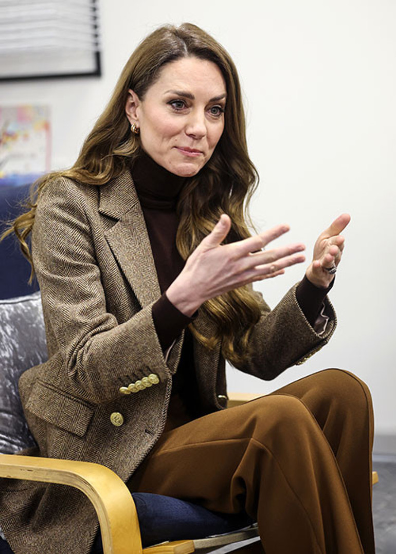 Bir de aşk kolyesi takmış boynuna