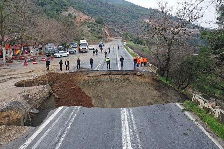 Birçok kenti sağanak vurdu: Hortum oluştu, ev ve iş yerlerini su bastı Kara yolunda çökme meydana geldi