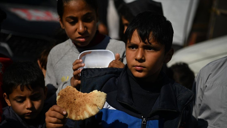 Filistinli binlerce çocuk tahliye edilmeyi bekliyor