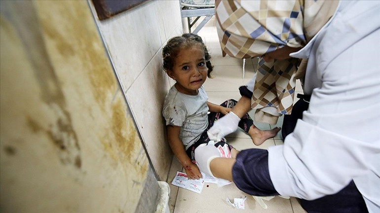 Filistinli binlerce çocuk tahliye edilmeyi bekliyor