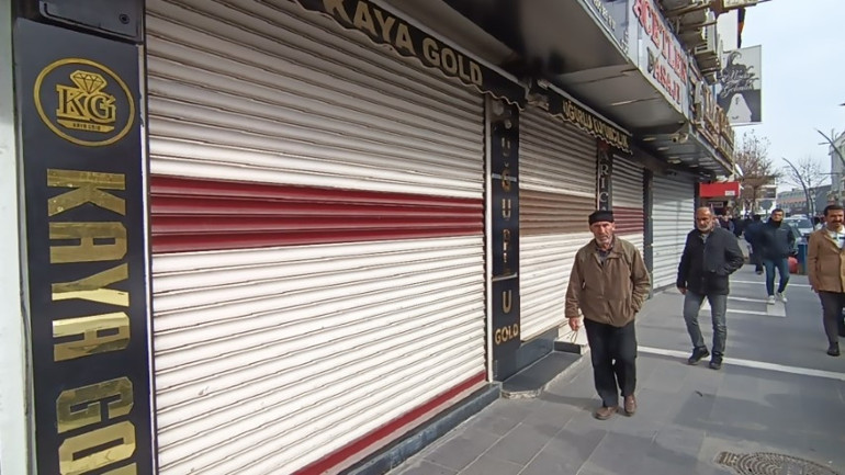 Çalışanı darbedip 1 kilo altını alıp kaçtılar