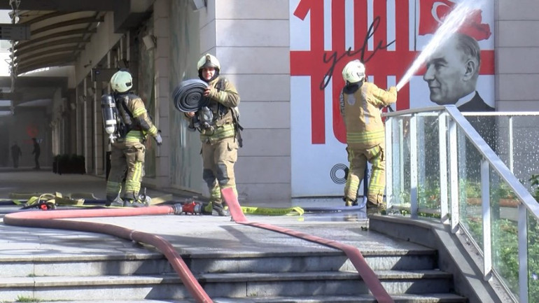 İstanbulda AVM içindeki iş yerinde yangın