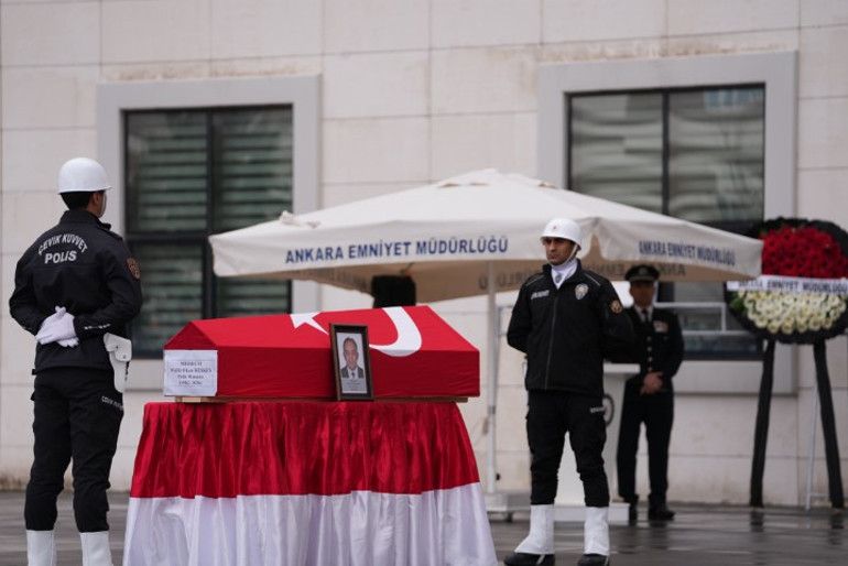 Araç muayene istasyonunda çalışanların darbettiği polis hayatını kaybetti