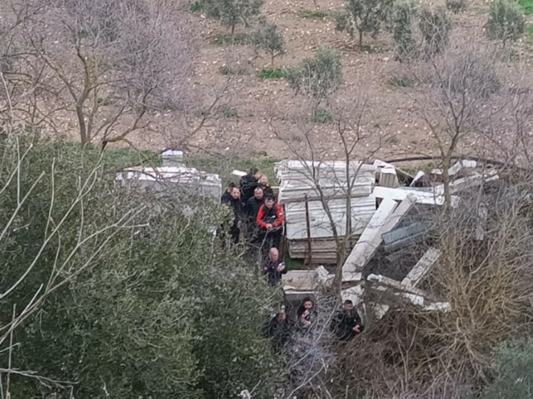 İzmirde köprüden geçen araç sele kapıldı: 2 ölü