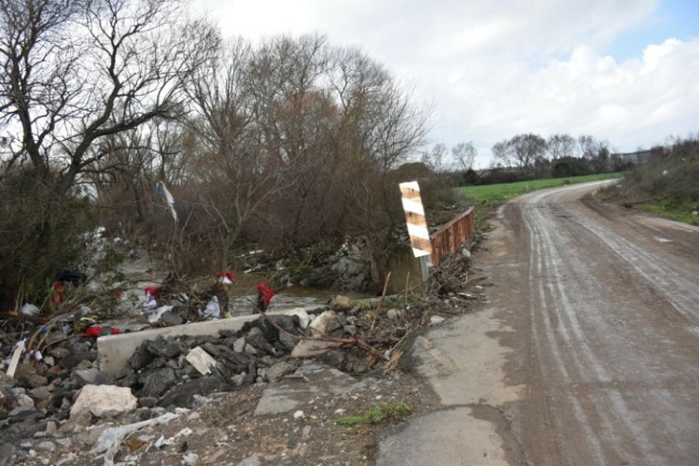 İzmirde köprüden geçen araç sele kapıldı: 2 ölü