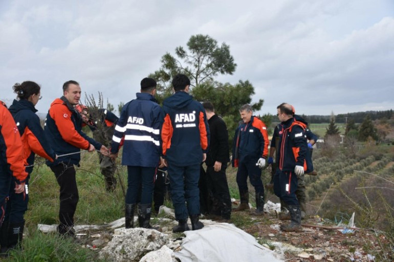 İzmirde köprüden geçen araç sele kapıldı: 2 ölü