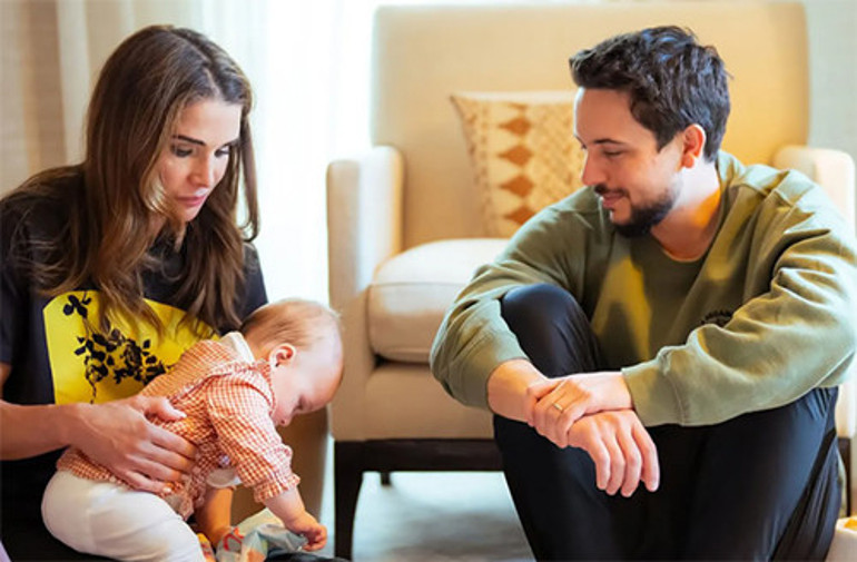 El bebek, gül bebek... Hep yanımda ol bebek... Altın kız babasının iş yerinde büyüdü