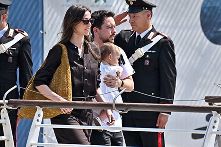 El bebek, gül bebek... Hep yanımda ol bebek... Altın kız babasının iş yerinde büyüdü