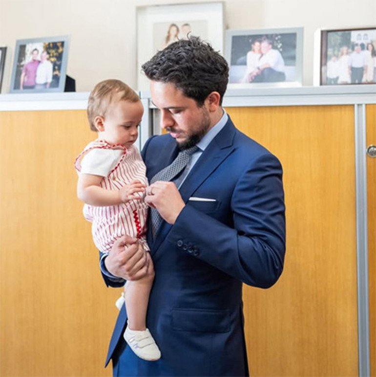 El bebek, gül bebek... Hep yanımda ol bebek... Altın kız babasının iş yerinde büyüdü