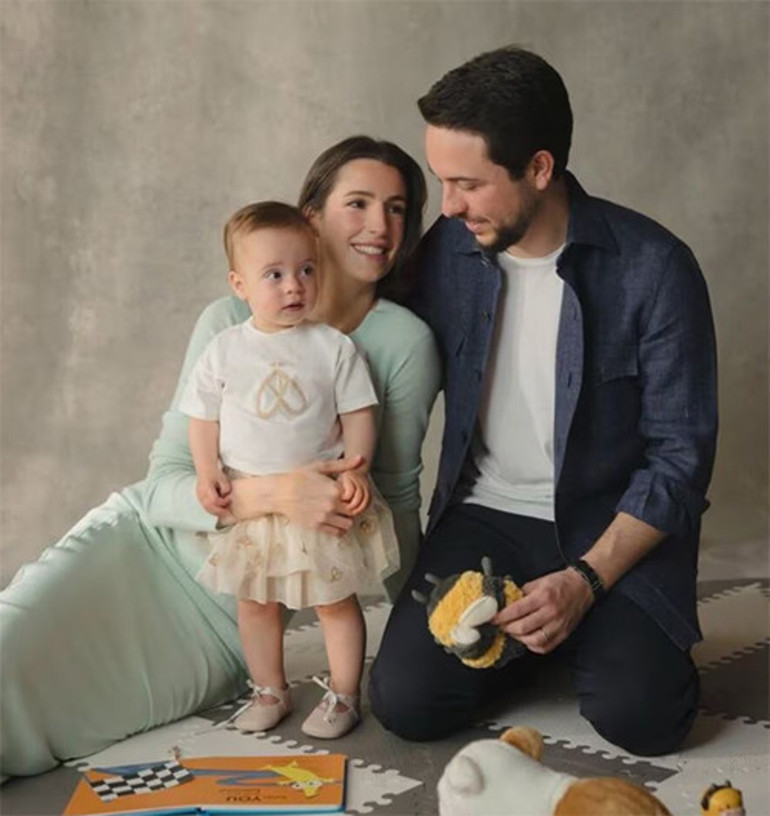 El bebek, gül bebek... Hep yanımda ol bebek... Altın kız babasının iş yerinde büyüdü