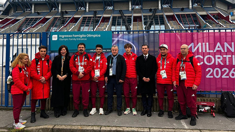 Bakan Bak İtalya’da milli sporcuları ziyaret etti