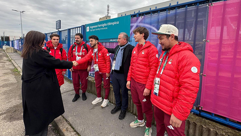 Bakan Bak İtalya’da milli sporcuları ziyaret etti