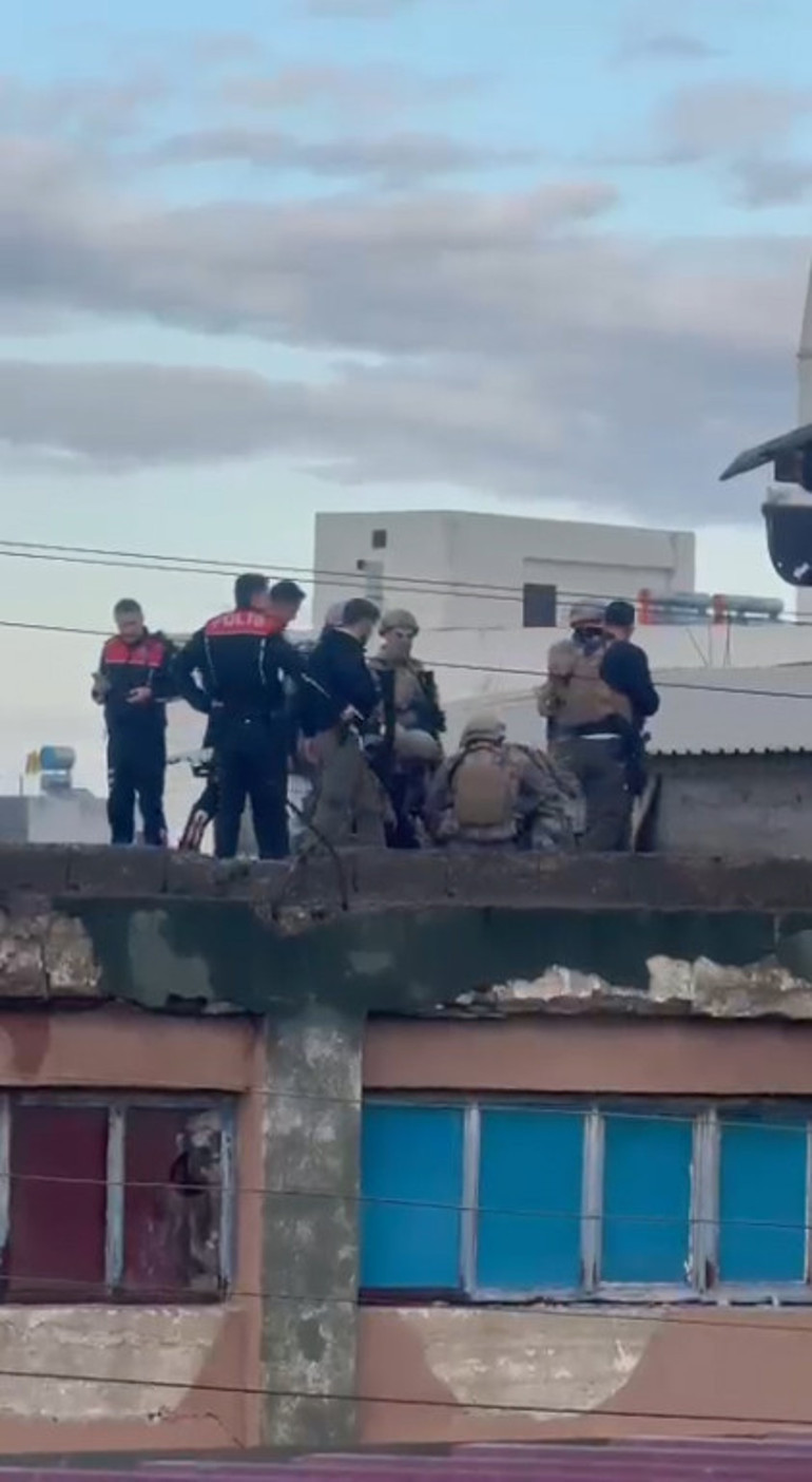 Adanada hareketli dakikalar... Özel Harekat timleri operasyon düzenledi