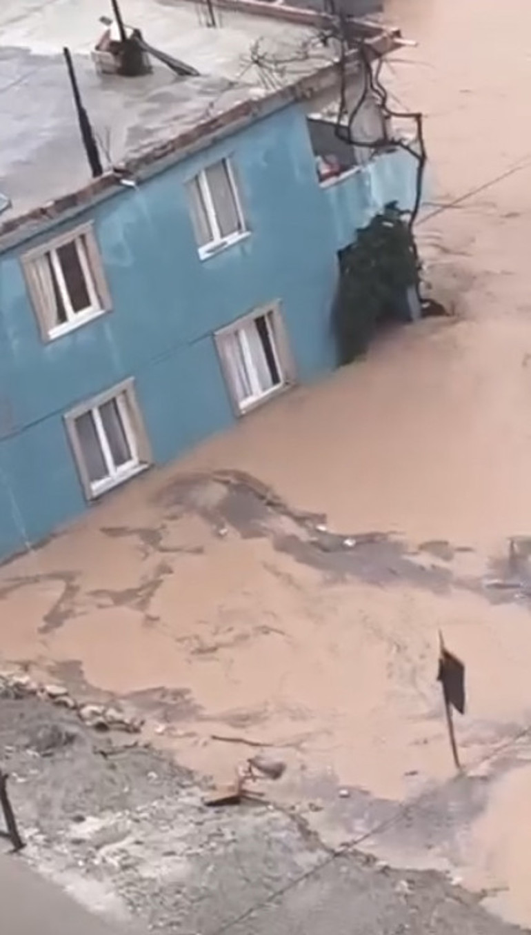 Hatayda şiddetli sağanak sele neden oldu; mahsur kalanlar iş makineleriyle kurtarıldı