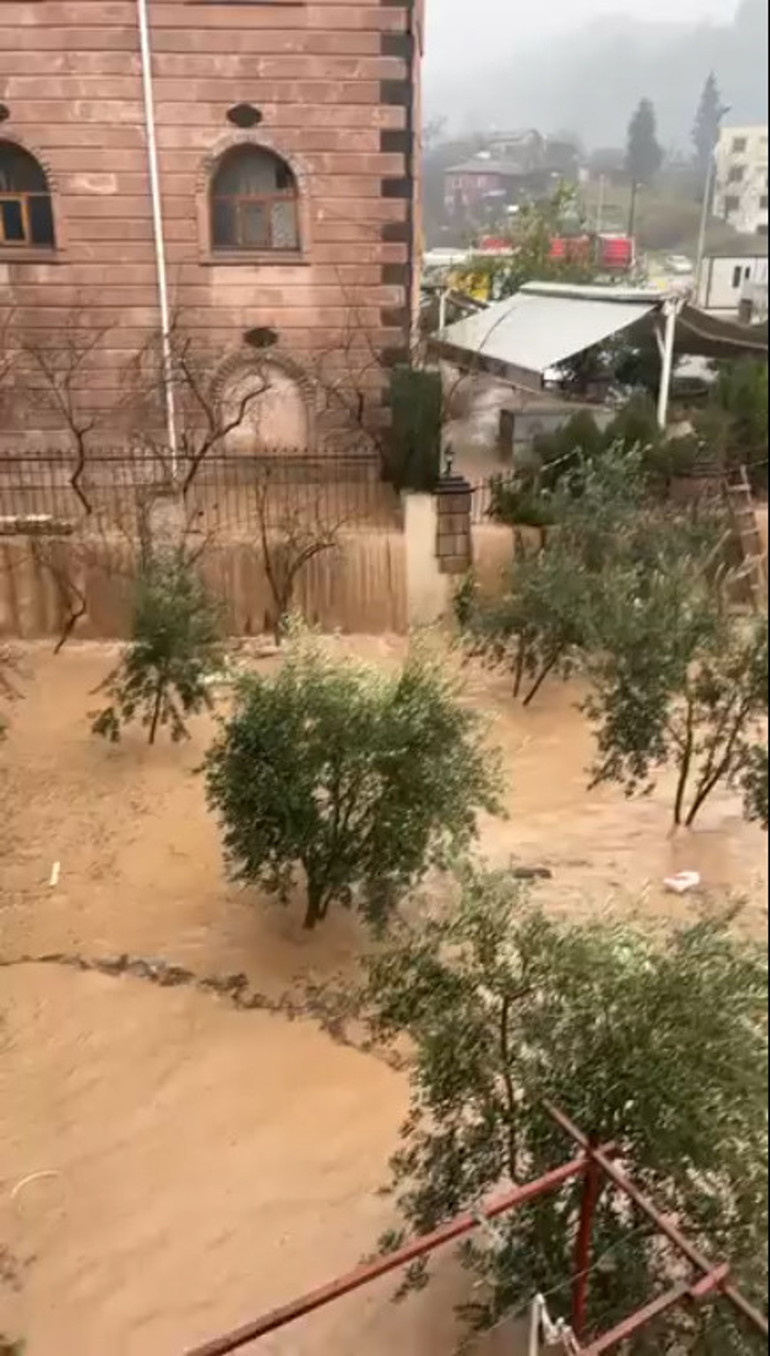 Hatayda şiddetli sağanak sele neden oldu; mahsur kalanlar iş makineleriyle kurtarıldı