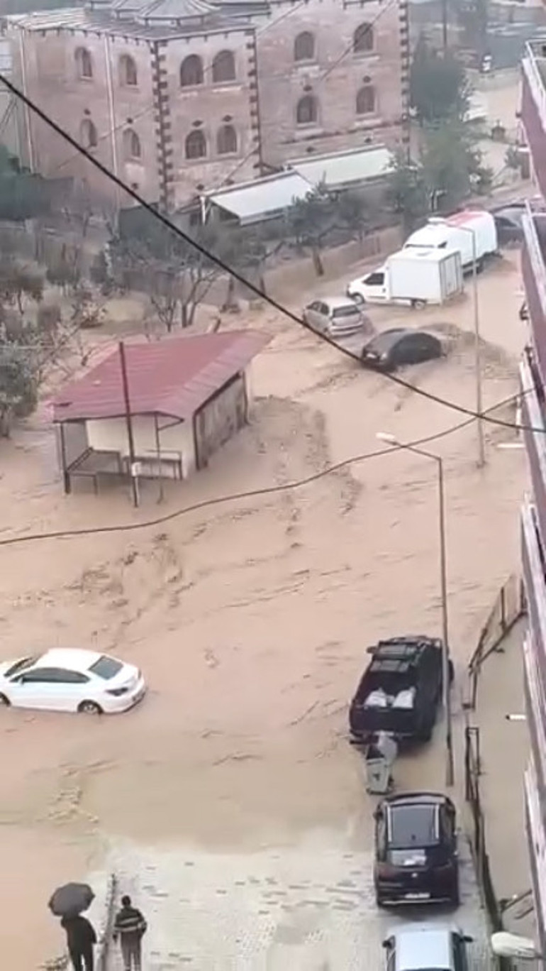 Hatayda şiddetli sağanak sele neden oldu; mahsur kalanlar iş makineleriyle kurtarıldı