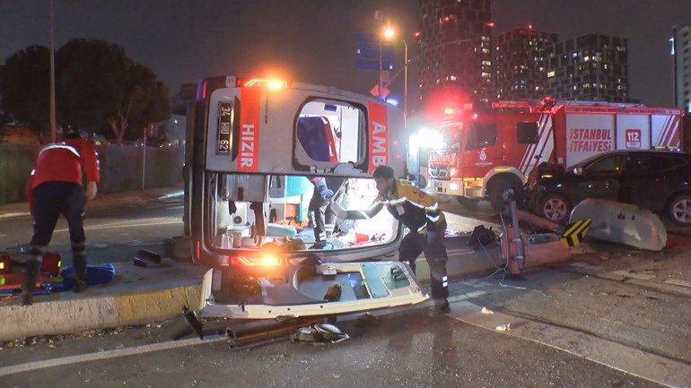 Kartalda feci kaza Ambulans ile cip kafa kafaya çarpıştı: 2si sağlık personeli 3 yaralı