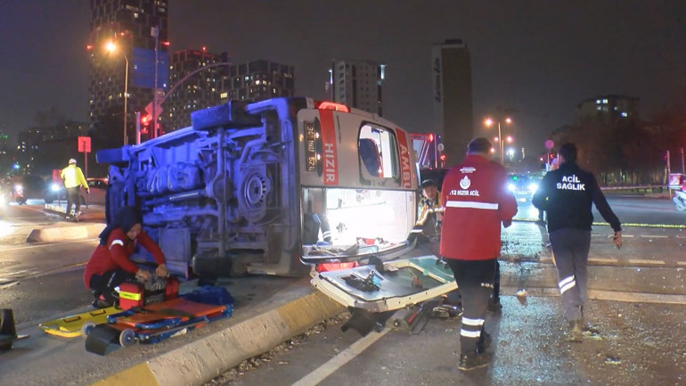 Kartalda feci kaza Ambulans ile cip kafa kafaya çarpıştı: 2si sağlık personeli 3 yaralı