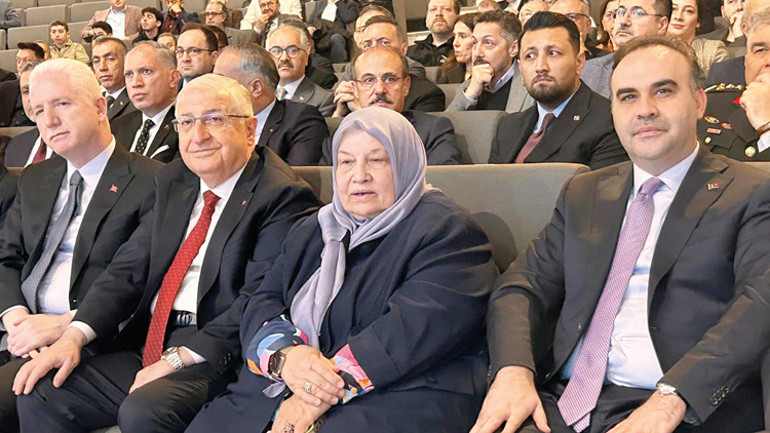 Özdemir Bayraktar belgeseline özel gösterim... Bu dünyadan bir akıncı geçti