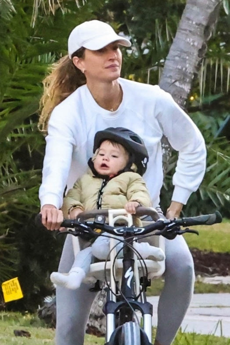 Zengin kocasından ayrıldı, ‘fakir’ sevgilisiyle evlendi… Pahalı pırlanta yüzüklere veda etti… Bu aşka tek bir alyans yeter