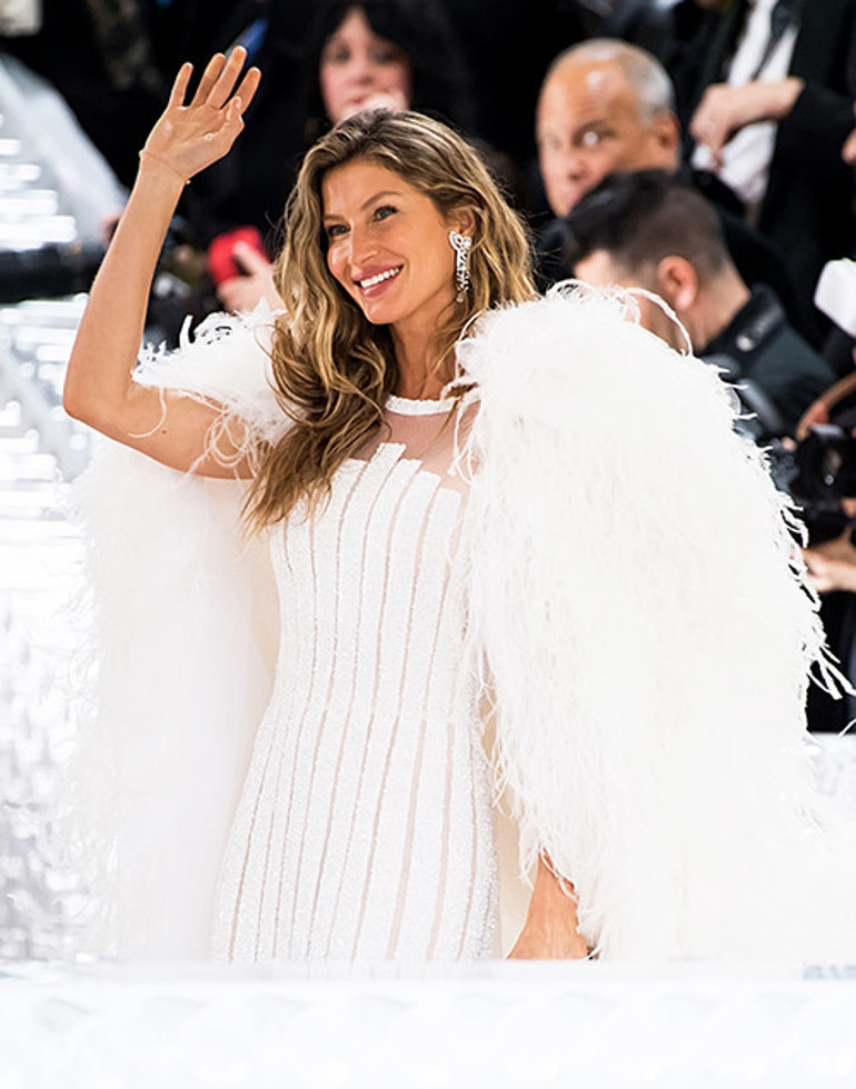 Zengin kocasından ayrıldı, ‘fakir’ sevgilisiyle evlendi… Pahalı pırlanta yüzüklere veda etti… Bu aşka tek bir alyans yeter