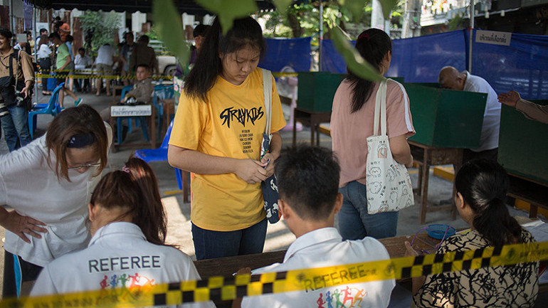 Taylandda çifte seçim günü