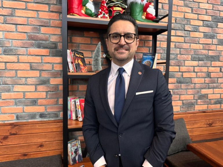 Öğrenciler çekinmesin diye yaptı | Okul müdüründen dikkat çeken makam odası uygulaması