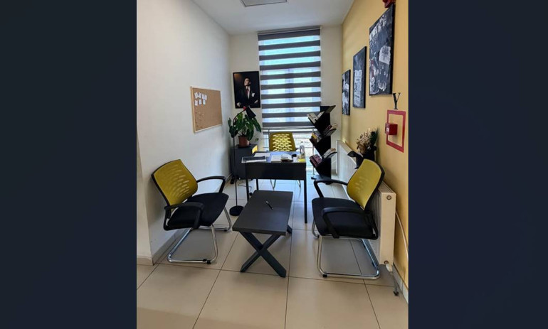 Öğrenciler çekinmesin diye yaptı | Okul müdüründen dikkat çeken makam odası uygulaması