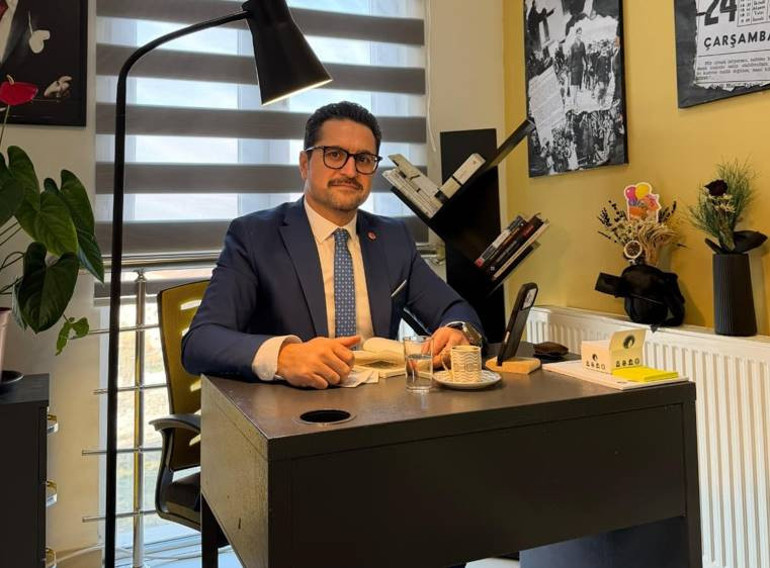 Öğrenciler çekinmesin diye yaptı | Okul müdüründen dikkat çeken makam odası uygulaması