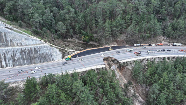 Antalyada Kumluca-Kemer kara yolu göçük ve heyelan nedeniyle kısmen ulaşıma kapatıldı