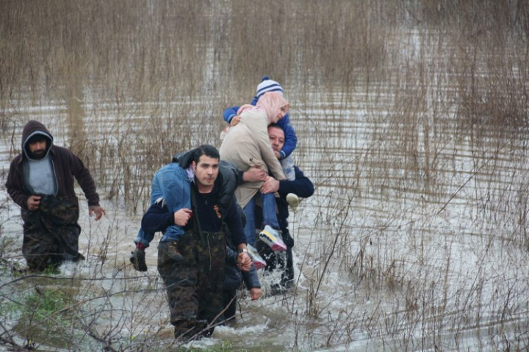 Nehir taştı, baba ve çocuklarını itfaiye kurtardı