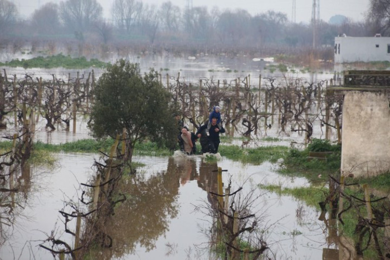 Nehir taştı, baba ve çocuklarını itfaiye kurtardı