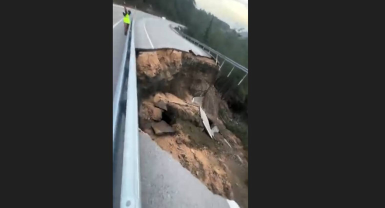Heyelan sonucu yolda göçük oluştu, yolun bir bölümünde trafik durdu