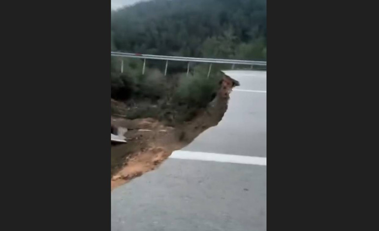Heyelan sonucu yolda göçük oluştu, yolun bir bölümünde trafik durdu
