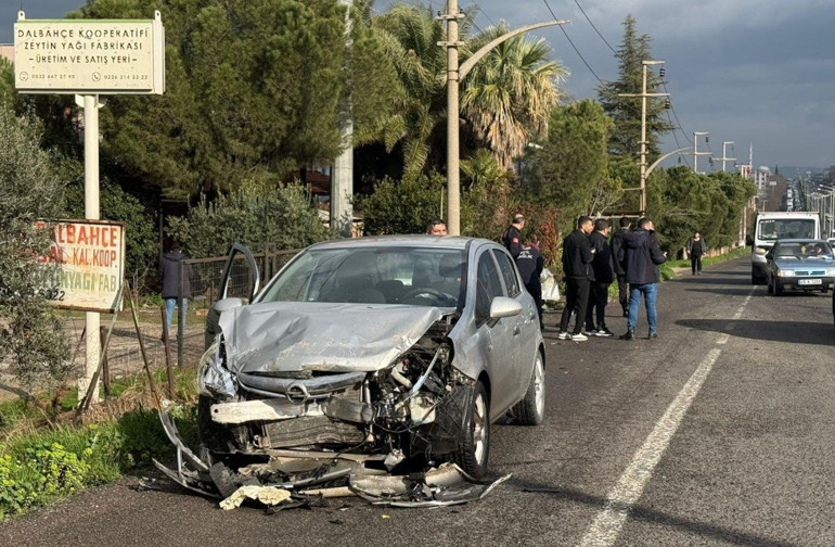 Manisada refüjü aşıp 2 araca çarptı: 2 ölü, 4 yaralı