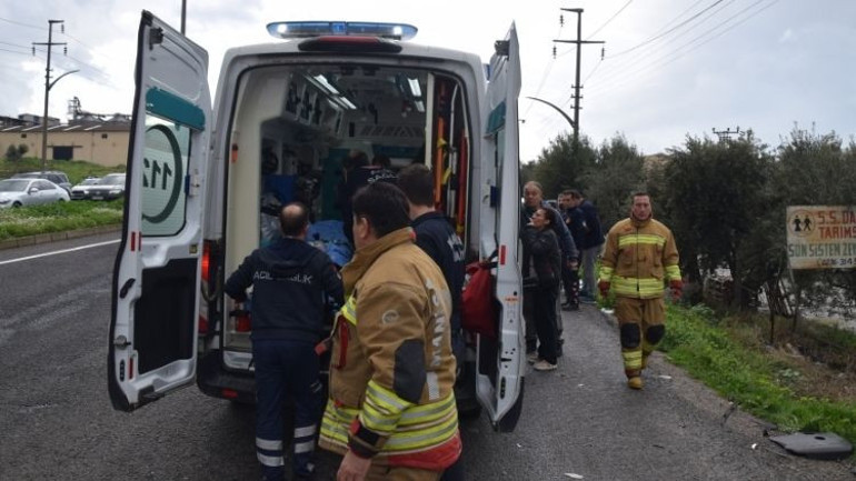 Manisada refüjü aşıp 2 araca çarptı: 2 ölü, 4 yaralı