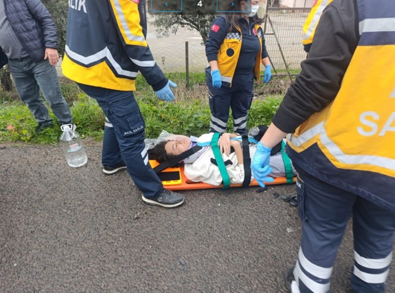 Manisada refüjü aşıp 2 araca çarptı: 2 ölü, 4 yaralı