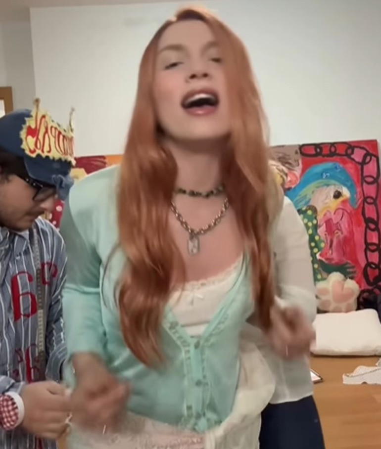 Aleyna Tilkiden Güllü sürprizi