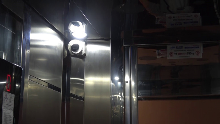 Apartmandaki pis kokunun kaynağını arıyorlardı Kamera kayıtlarında iğrenç gerçek ortaya çıktı