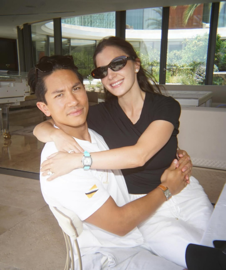  Çocukluk arkadaşı olan prens ve prensesin kızları dünyaya geldi