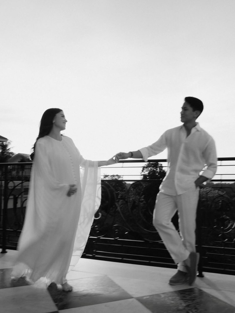  Çocukluk arkadaşı olan prens ve prensesin kızları dünyaya geldi