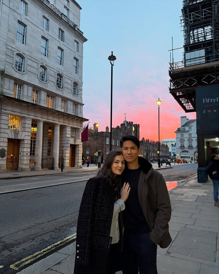  Çocukluk arkadaşı olan prens ve prensesin kızları dünyaya geldi