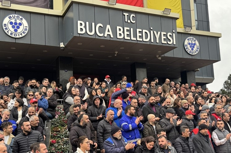 İzmirde alacakları ödenmeyen Buca Belediyesi işçileri iş bırakma eylemi başlattı
