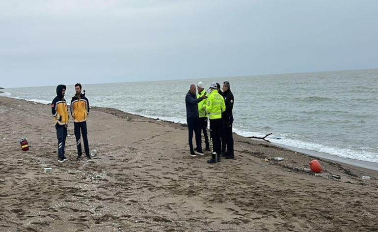 Karasu sahilinde erkek cesedi bulundu