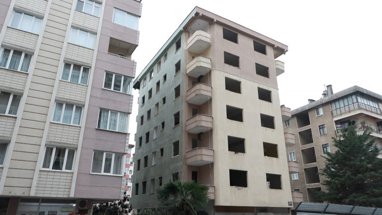 Kadıköyde şüpheli ölüm Metruk binanın asansör boşluğunda ölü bulundu