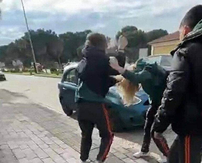 14 yaşındaki kız, okul çıkışında akranının saldırısına uğradı