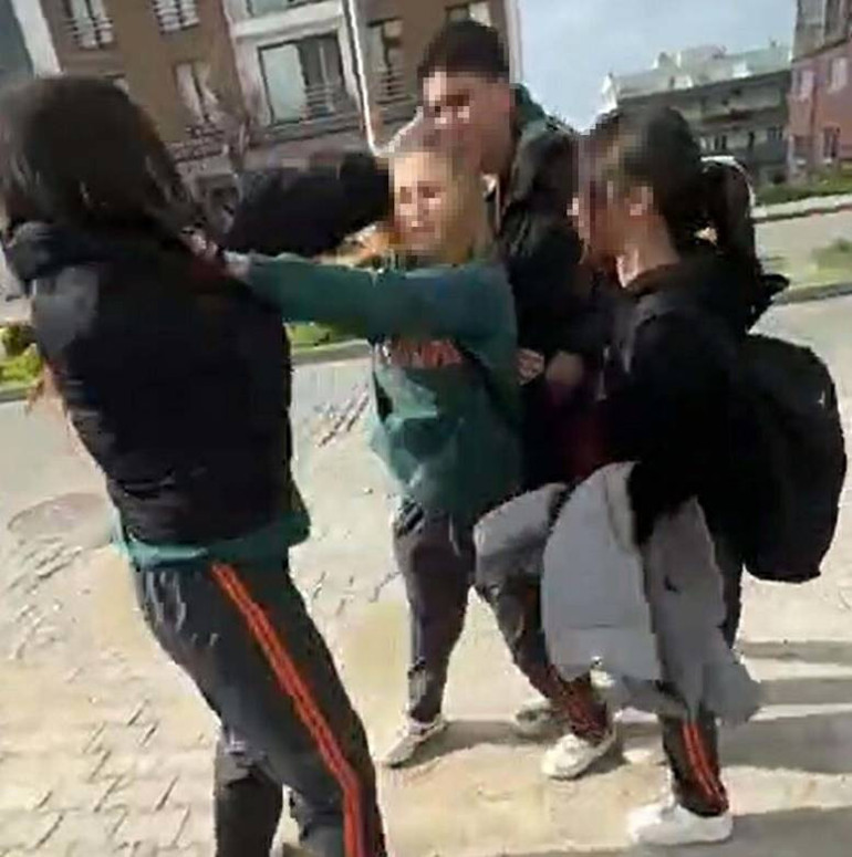 14 yaşındaki kız, okul çıkışında akranının saldırısına uğradı