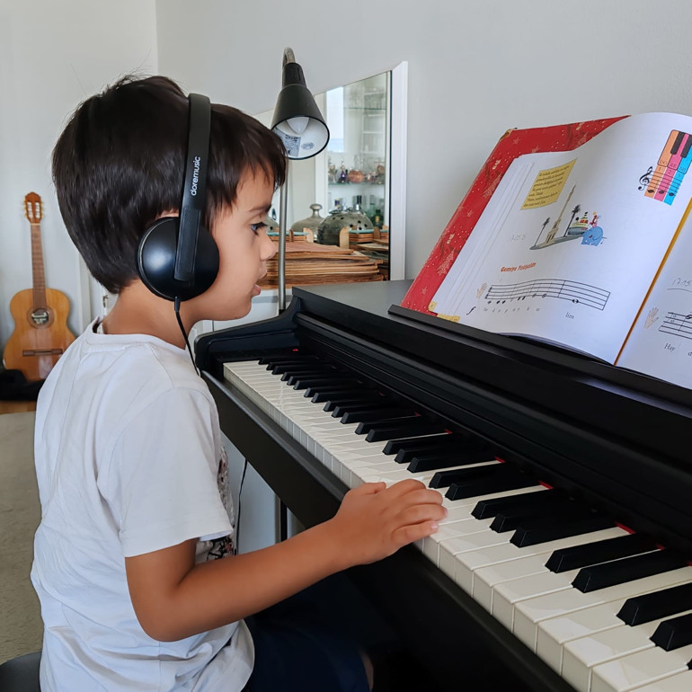 Okuma bilmeden notaları çözdü… Geleceğin Mozart’ı