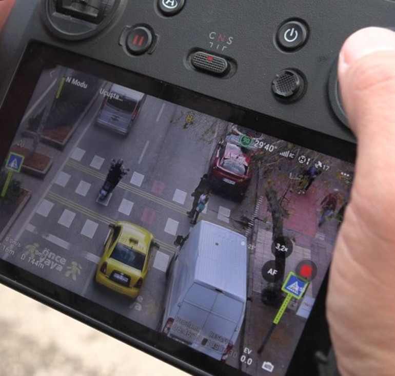 Yayalara yol vermediği için ceza kesildi | Taksi şoföründen bir garip çıkış