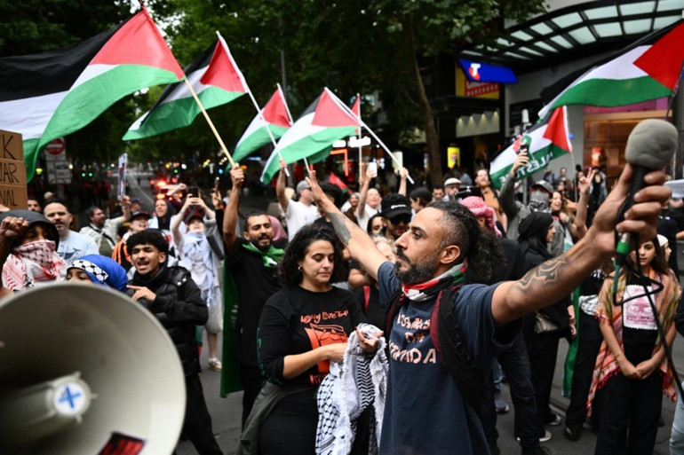 Avustralyada namaz kılan Filistin destekçilerine sert müdahale